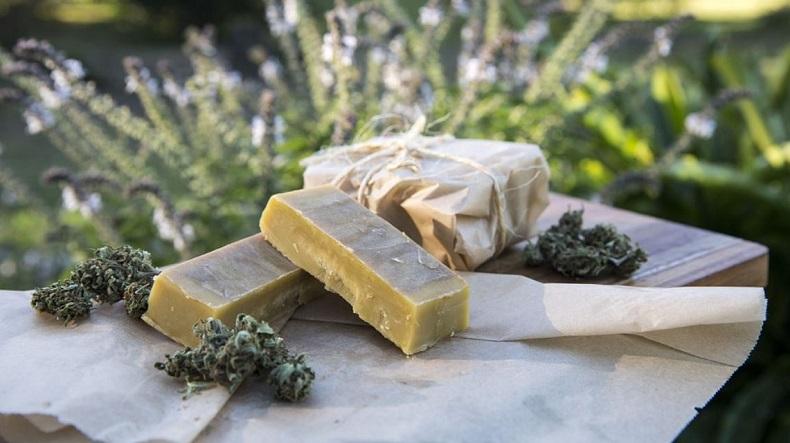 Duh, Nenek Ini Tak Sengaja Bawa Brownis Ganja ke Acara Komunitas Lansia