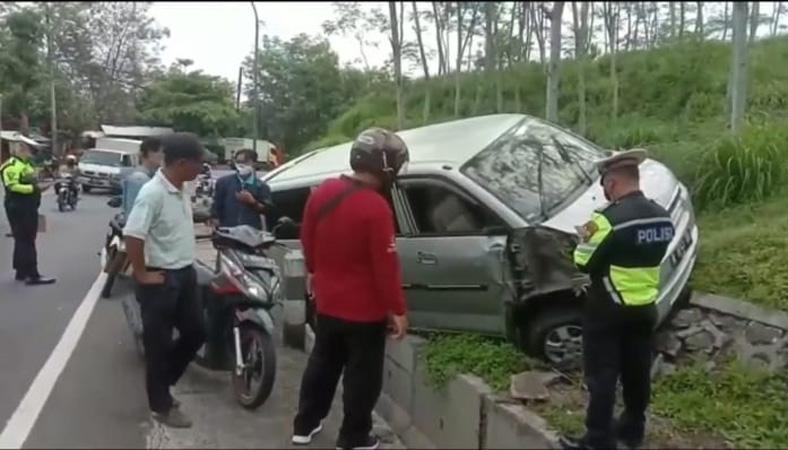 Minibus Bawa Orang Sakit Tabrak Tembok Pembatas Jalan, Sejumlah Penumpang Luka