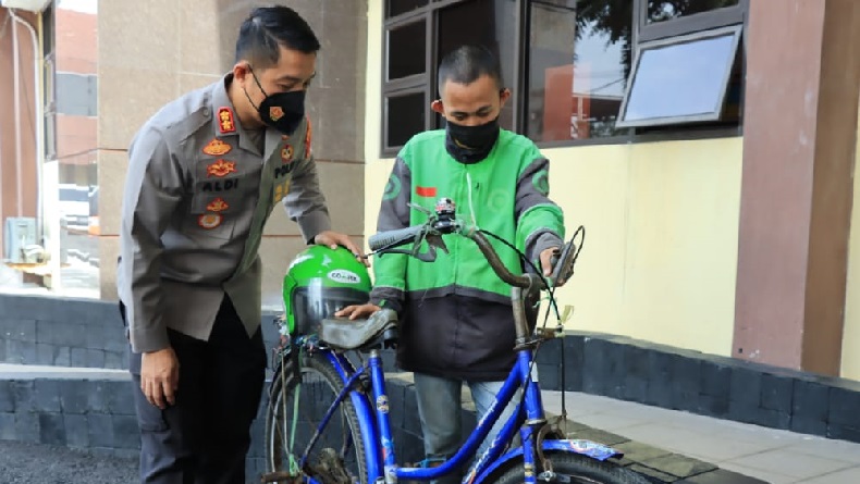 Polisi Beri Sepeda dan Modal Usaha kepada Pemuda yang Viral Kawal Ambulans di Karawang