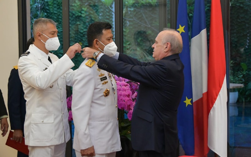 Rektor Unhan Laksdya TNI Amarulla Octavian Terima Bintang Kehormatan dari Prancis
