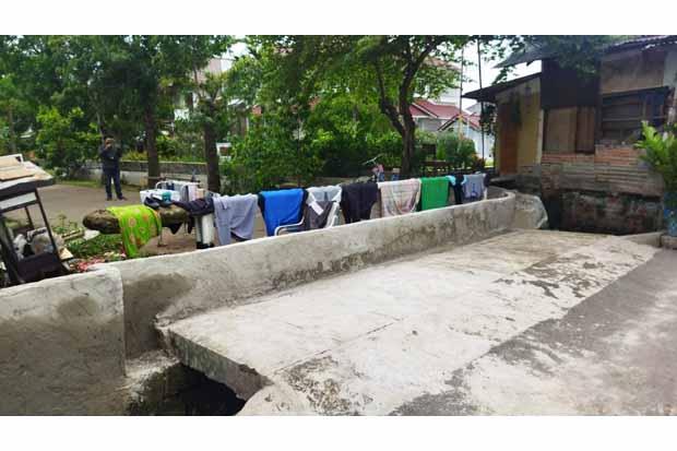  Jengkel Wilayahnya Kerap Dilanda Banjir, Warga Bangun Tanggul di Jalan Lingkungan