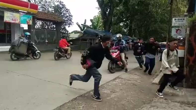 Warga Bubarkan Tawuran Pelajar di Jalan Raya Cimuncang Sukabumi