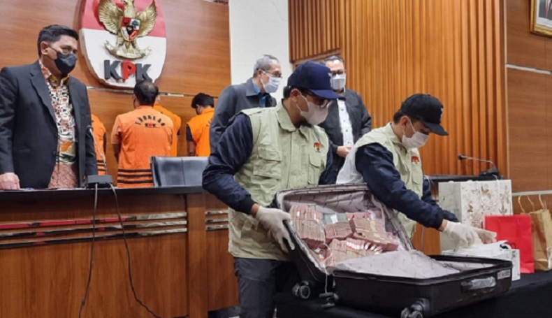 Penampakan Uang Miliaran Rupiah yang Diterima Bupati Penajam Paser Utara