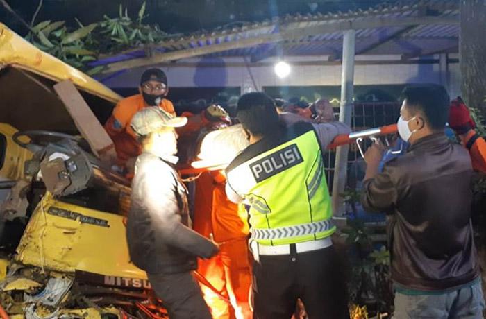 Truk Oleng Tabrak Pohon di Kulonprogo, Evakuasi Sopir Dramatis karena Terjepit Kabin  