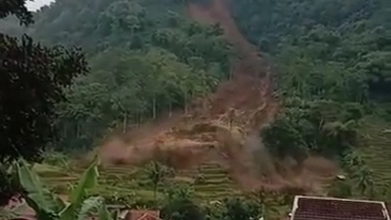 Mengerikan, Tebing 200 Meter Longsor di Ciherang Sumedang