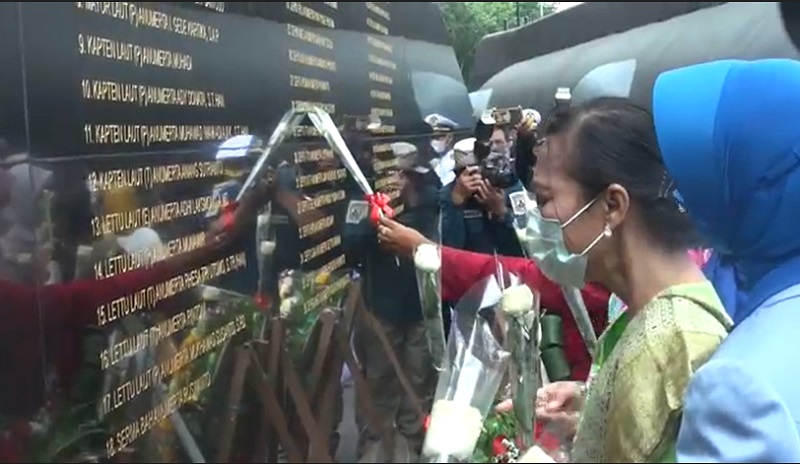 Isak Tangis Warnai Peresmian Monumen KRI Nanggala 402 di Koarmada II Surabaya 