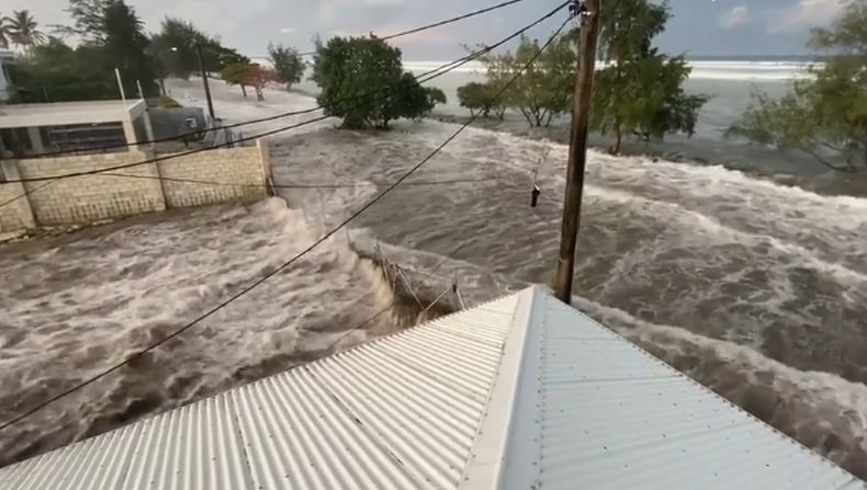 Penampakan Tsunami Terjang Rumah akibat Letusan Dahsyat Gunung Bawah Laut di Tonga