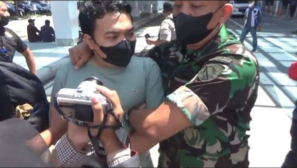 Ditangkap Pomdam, Oknum TNI Ini Diamuk Emak-Emak Korban Penipuan Rp1 Miliar