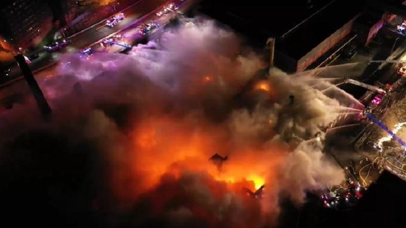 Api Lahap Pabrik Kimia, Petugas Pemadam Kebakaran Luka Tertimpa Puing Bangunan