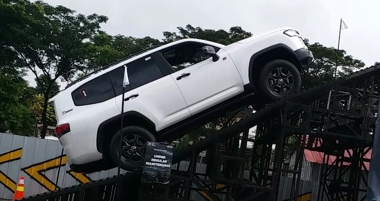 Jajal SUV Mewah Para Sultan Toyota Land Cruiser, Begini Rasanya saat Melintas di Jalur Offroad