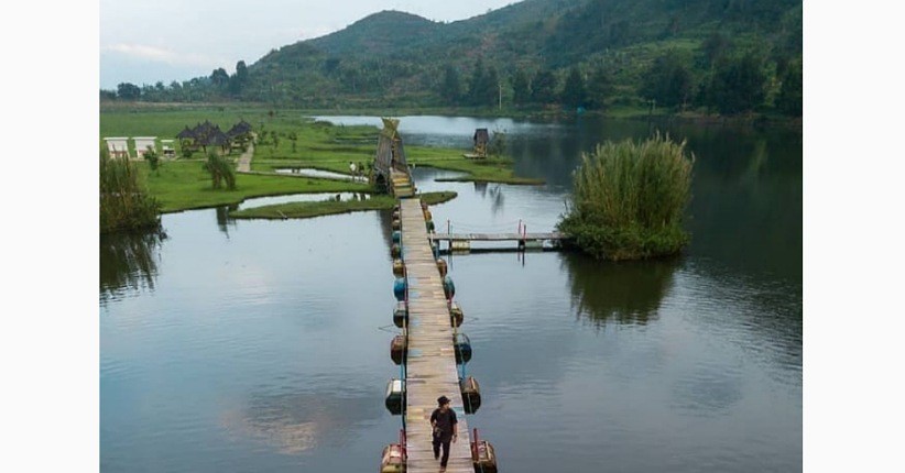 Keseruan Wisata di Telaga Rawa Gede Bogor, Asyik Swafoto di Jembatan Apung