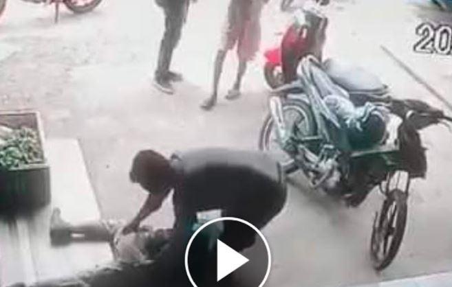 Viral Video Anak Aniaya Ayah lalu Injak-Injak Wajah hingga Pingsan