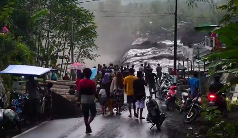 Banjir Lahar Dingin Gunung Semeru Kembali Terjang Lumajang, Warga 2 Kecamatan Terjebak
