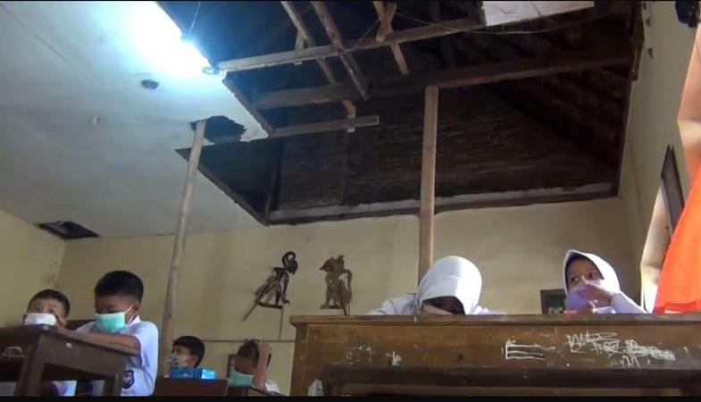 Atap Ruang Kelas SDN di Kudus Ambrol saat PTM, 1 Siswa Terluka