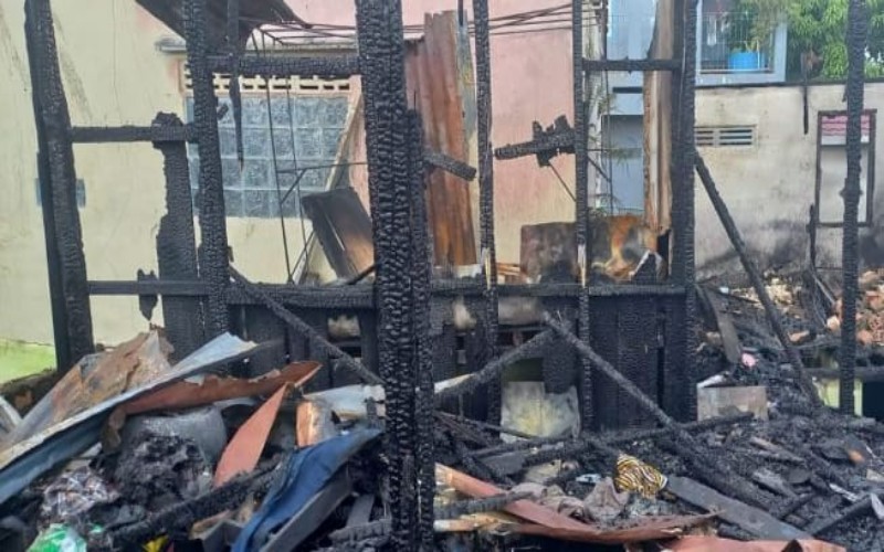 Damkar Telat Datang, Warga Padamkan Api Pakai Air Comberan