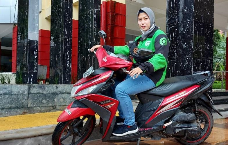 Kisah Inspiratif Lily Nur Rahmawati, Mahasiswi Nyambi Driver Ojol untuk Biaya Kuliah S2