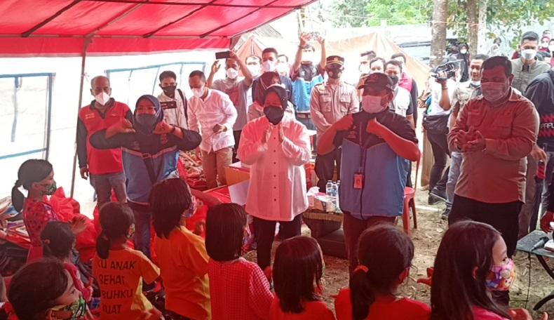 Mensos Risma ke Anak-Anak di Sumur Banten: Kalau Ada Gempa Masuk Kolong Meja