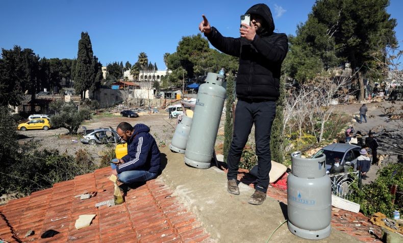 Pria Palestina Ancam Ledakkan Rumah saat Akan Digusur Tentara Israel