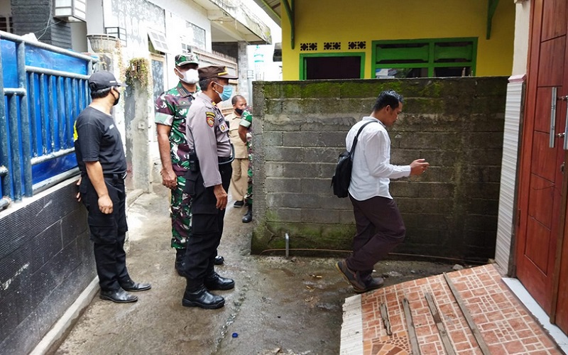 Tembok Kamar Mandi Tutup Akses Rumah Warga di Mandalika Mataram Dibongkar
