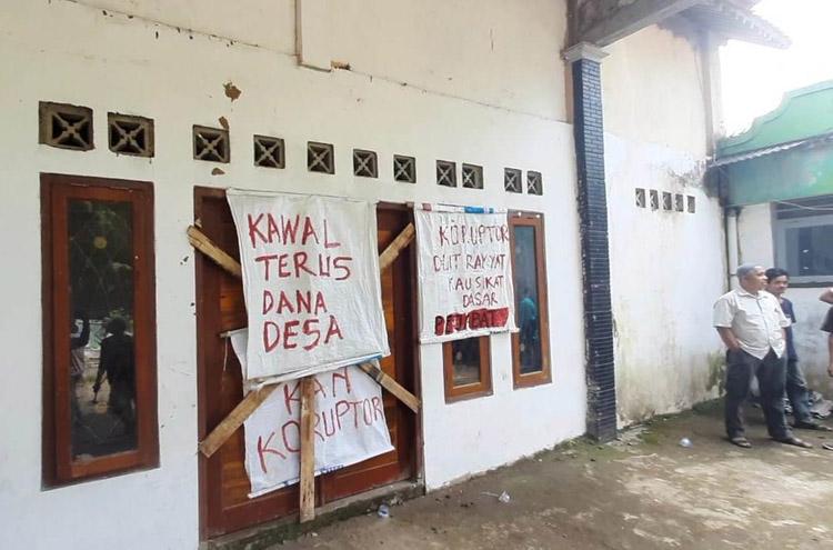 Laporan Dana Desa Tak Jelas, Puluhan Warga Desa Kedungpoh Purworejo Segel Balai Desa