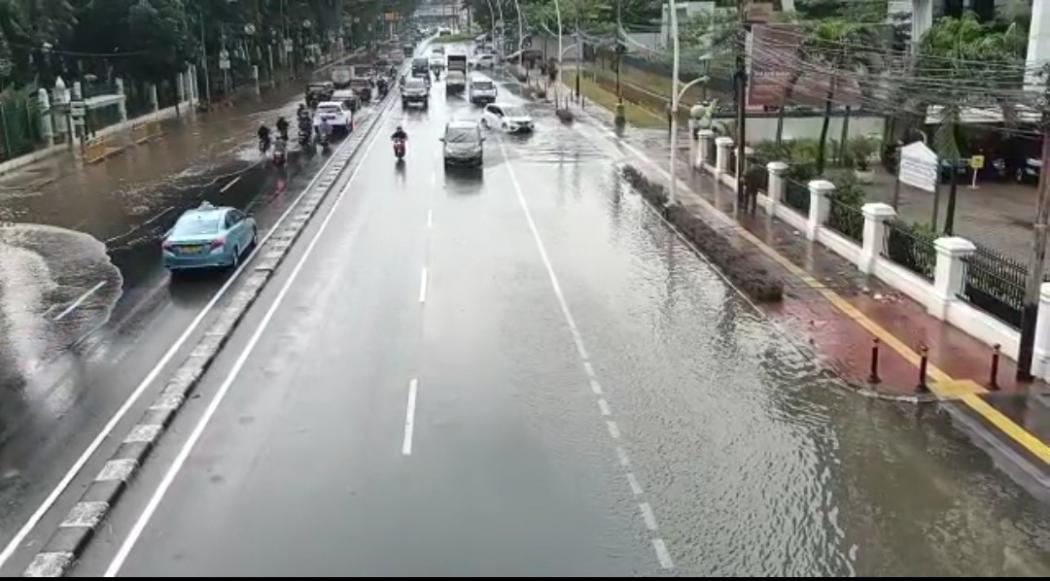 Banjir Rendam Jalan Medan Merdeka Timur, Genangan Capai 30 Cm