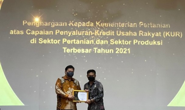 Kementan Salurkan KUR Tertinggi, Menko Airlangga Berikan Penghargaan ke Mentan SYL