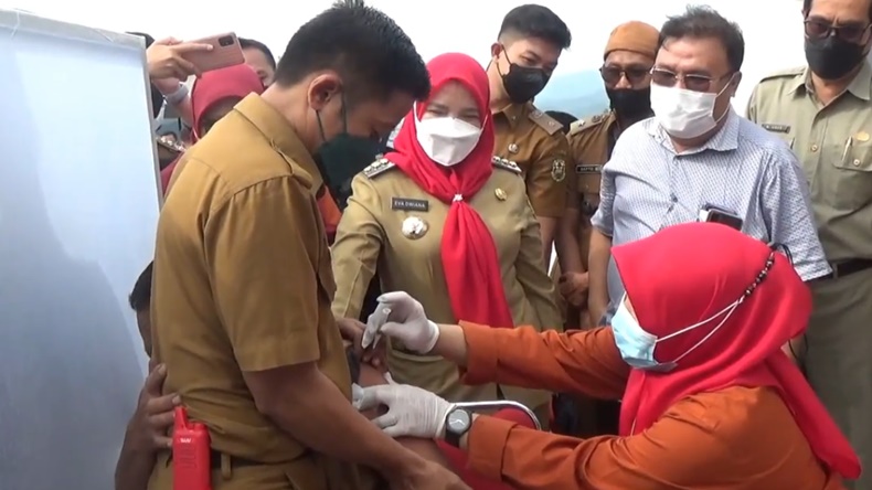 Kocak, Pak Camat di Bandarlampung Ngumpet di Ketek saat Disuntik Vaksin Booster