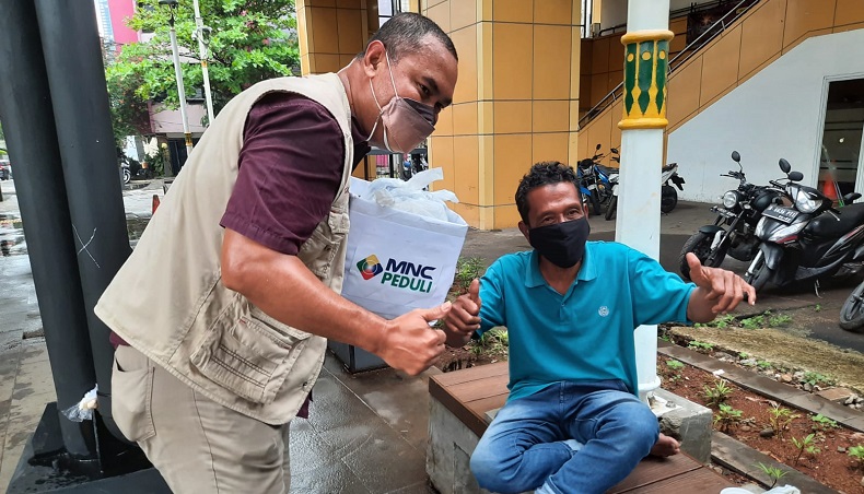 Warga Gondangdia Senang Dapat Bantuan Paket Kesehatan dari MNC Peduli 