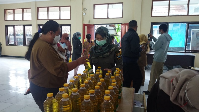 7.200 Liter Minyak Goreng Ludes Dalam Beberapa Jam Diserbu Warga KBB