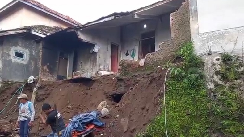 Diguyur Hujan Lebat, Rumah Perangkat Desa Garawastu Majalengka Ambruk