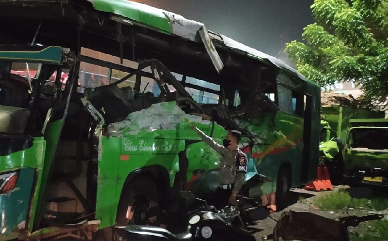 Bus dan Truk Tabrakan di Tol Merak, 2 Penumpang Tewas
