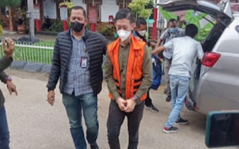 Tangan Diborgol, Terdakwa Pemberi Suap Dodi Reza Dipindahkan ke Rutan Pakjo Palembang 