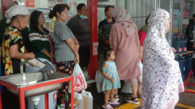 Ibu-Ibu Serbu Minyak Goreng Kemasan di Toko Retail, Antrean Mengular sejak Pagi