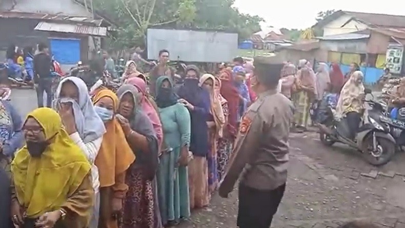 Berebut Beli Minyak Goreng di Minimarket, Polisi Kesulitan Atur Ibu-Ibu untuk Jaga Jarak 