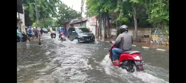 Jalan Kamal Raya di Jakbar Masih Terendam Banjir Sepanjang 2 Kilometer