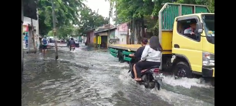 Dua Hari Genangan Air Tak Surut, Warga Kamal Kalideres: Buset Sampai Selutut!