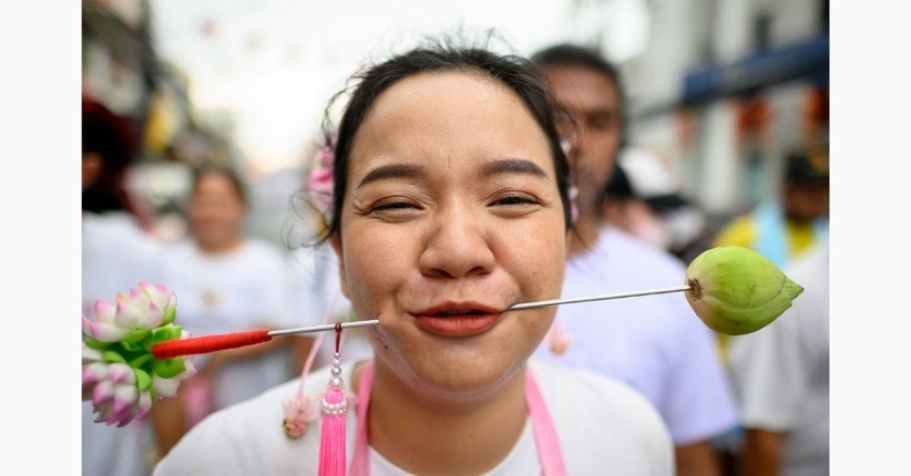 5 Cara Ekstrem Perempuan di Dunia agar Terlihat Cantik, Nomor 3 Sampai Tindik Pipi