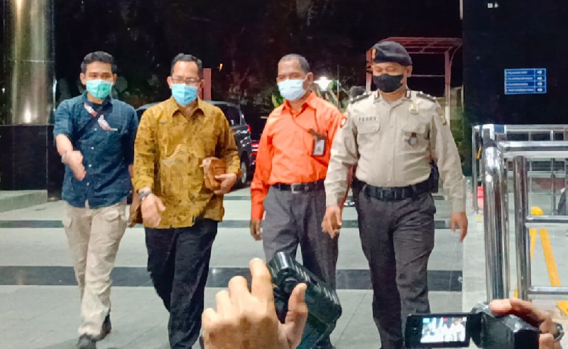 Kenakan Batik Lengan Panjang, Ini Penampakan Hakim Itong Isnaeni saat Tiba di KPK