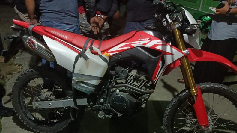 Naik Honda CRF Sambil Bawa Miras, Pelaku Curanmor di Keerom Ditangkap Polisi
