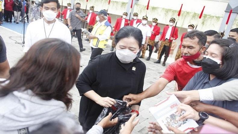 Kunjungi Pasar Legi Solo, Puan Maharani Bagikan Puluhan Kaos