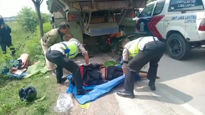 Tabrak Belakang Truk Parkir di Lingkar Tanjungpura Karawang, Pemotor Tewas