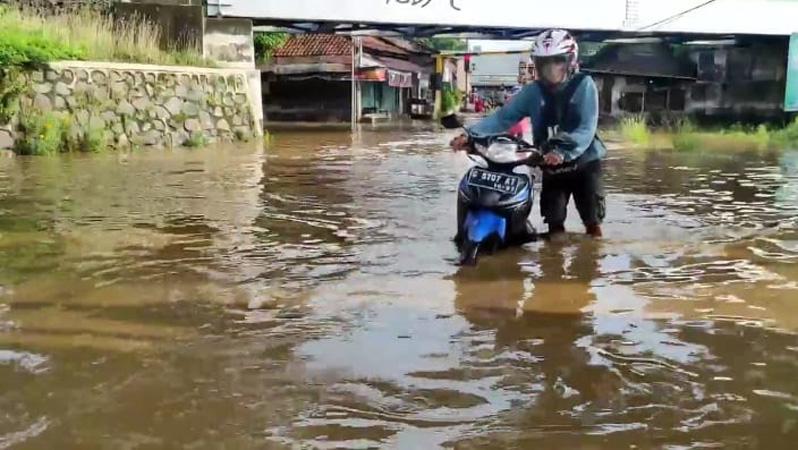 Puluhan Motor Terjebak Banjir di Jalan Raya Desa Pacar Pekalongan