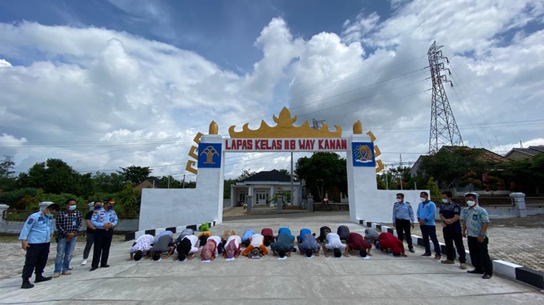 Bebas, 23 Napi Lapas Kelas II B Way Kanan Sujud Syukur