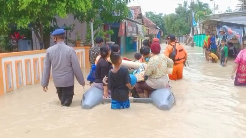 Update Banjir Waled Cirebon, Ratusan Warga Mengungsi, Air Mulai Surut 