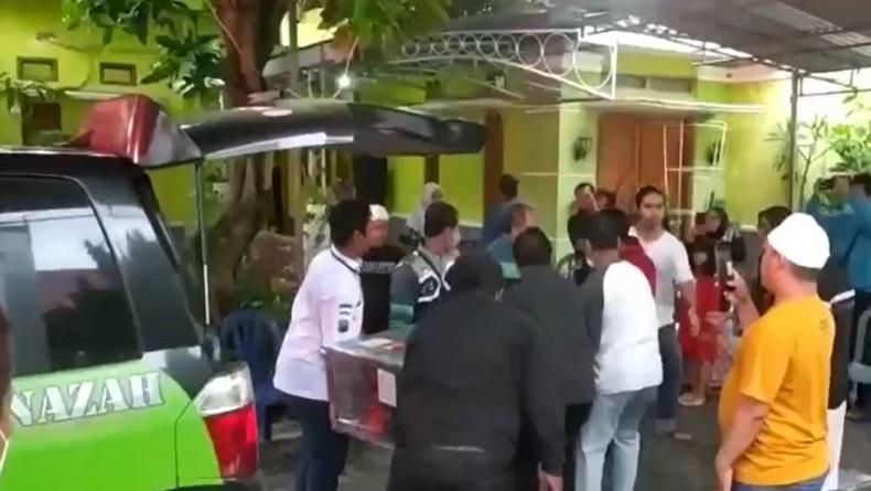 Tiba di Cilacap, Jenazah Korban Tabrakan di Simpang Rapak Balikpapan Disambut Isak Tangis 