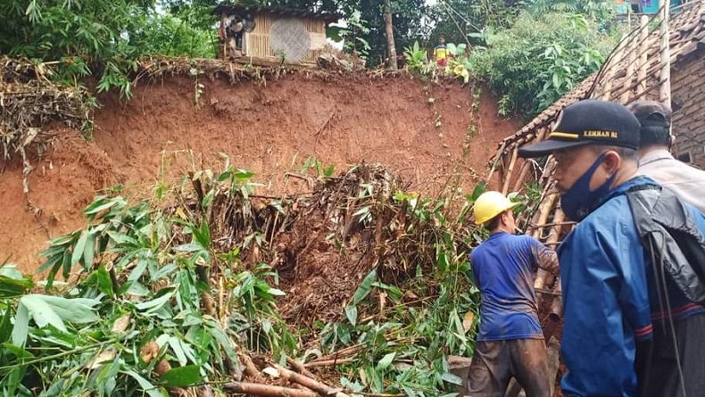 Bocah 7 Tahun Korban Longsor Cisurat Sumedang Meninggal Menyusul Ibunya