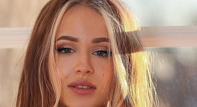 Aktris Cantik Ini Terancam Hukuman Penjara karena Pose Nyaris Telanjang Berlatar Gereja