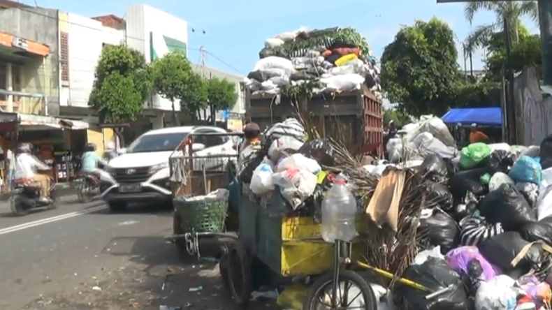 TPA Ditutup,  Warga Keluhkan Sampah Menumpuk di Pinggiran Jalan Yogya