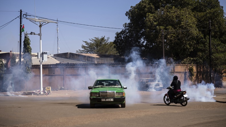 Suara Tembakan Terdengar di Barak Tentara, Upaya Kudeta Militer?