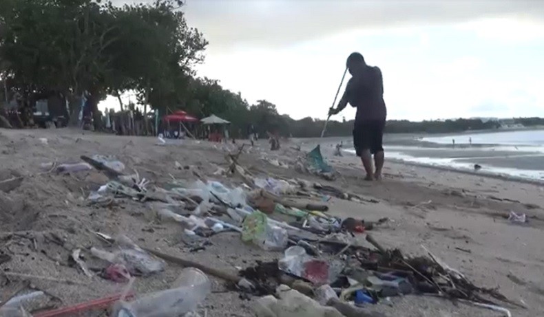 Penampakan Pantai Kuta Bali Dipenuhi Sampah Plastik Kiriman dari Laut